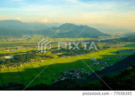 從平丸山口眺望飯山市（夏/夜景） 77036385