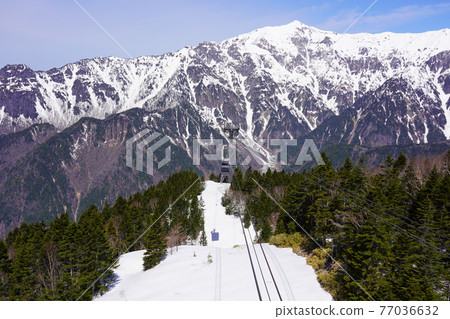Shin-Hotaka Ropeway with the remaining snow of Kasagatake in the background Shin-Hotaka Ropeway with the remaining snow of Kasagatake in the background 77036632