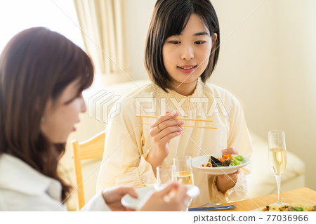 年輕女子開家庭聚會 年輕女子開家庭聚會 77036966