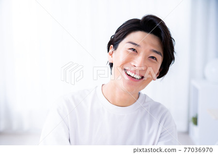 A smiling man 77036970