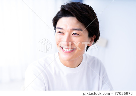 A smiling man 77036973