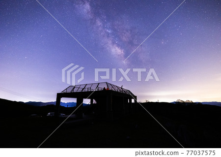 《山口縣秋吉台》秋吉台東（長者峰）天文台和星空 77037575
