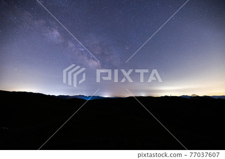 《Akiyoshidai, Yamaguchi Prefecture》 Akiyoshidai East (Chojagamine) Milky Way seen from the observatory 《Akiyoshidai, Yamaguchi Prefecture》 Akiyoshidai East (Chojagamine) Milky Way seen from the observatory 77037607