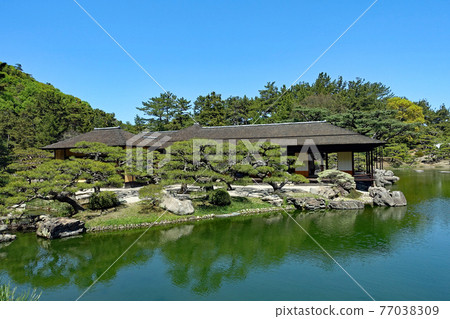 日本庭園圖像特有風景的立庭林庭園Kogetsutei和南湖的藍天(池塘) 日本庭園圖像特有風景的立庭林庭園Kogetsutei和南湖的藍天(池塘) 77038309
