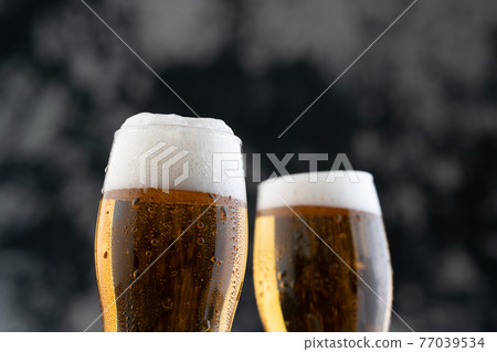 A beer toast 77039534