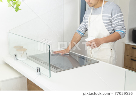 Man cleaning IH Man cleaning IH 77039556
