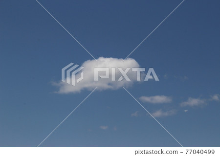 Clear sky, clouds, airplanes 77040499