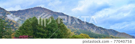 在富良野@北海道的山丘上看到的紅葉染成的山脈全景 在富良野@北海道的山丘上看到的紅葉染成的山脈全景 77040758