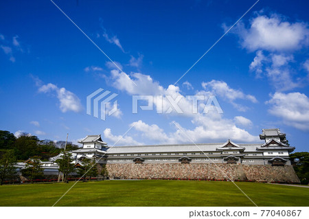 Spring scenery of Kanazawa Castle Park where azaleas bloom Spring scenery of Kanazawa Castle Park where azaleas bloom 77040867