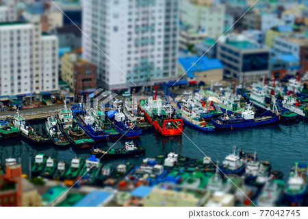 A miniature representation of a ship anchored in a port. 77042745