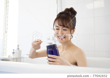 一個年輕的女人洗個澡 77042832
