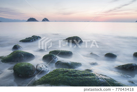 麗水 Museulmok 海灘的 Mongdol 和黎明 77043418