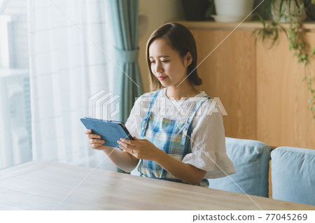 家庭主婦和平板電腦 77045269