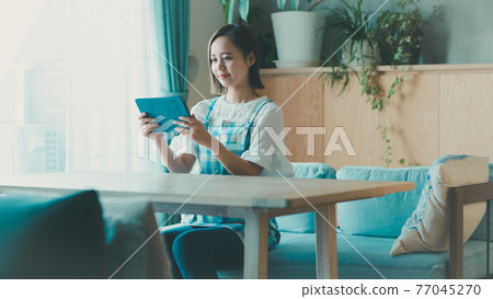 家庭主婦和平板電腦 77045270