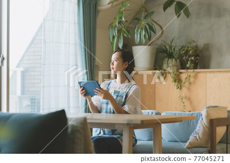 Housewives and Tablets 77045271
