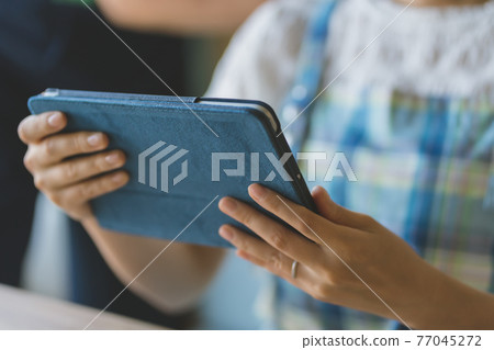 家庭主婦和平板電腦 77045272