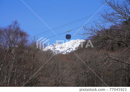 Shin-Hotaka Ropeway and Yarigatake / Horizontal Composition as Seen from Nabehira Plateau Shin-Hotaka Ropeway and Yarigatake / Horizontal Composition as Seen from Nabehira Plateau 77045921