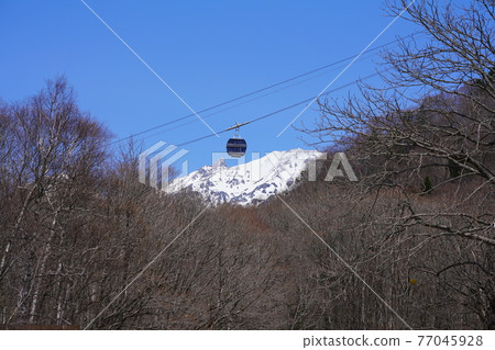 Shin-Hotaka Ropeway and Yarigatake / Horizontal Composition as Seen from Nabehira Plateau Shin-Hotaka Ropeway and Yarigatake / Horizontal Composition as Seen from Nabehira Plateau 77045928