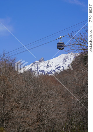 Shin-Hotaka Ropeway seen from Nabehira Plateau and Yarigatake / Vertical composition of remaining snow Shin-Hotaka Ropeway seen from Nabehira Plateau and Yarigatake / Vertical composition of remaining snow 77046027