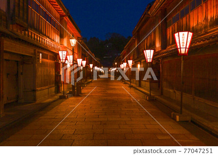 Spring view of Higashi Chaya district at dusk 77047251