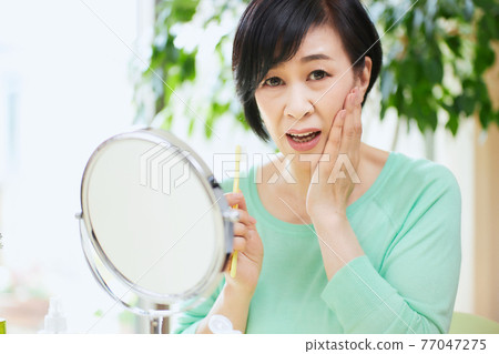 牙刷牙痛的中年女人 牙刷牙痛的中年女人 77047275