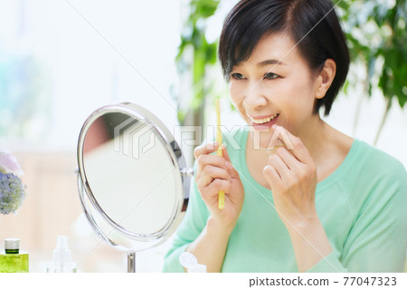 Middle woman with a toothbrush toothache 77047323
