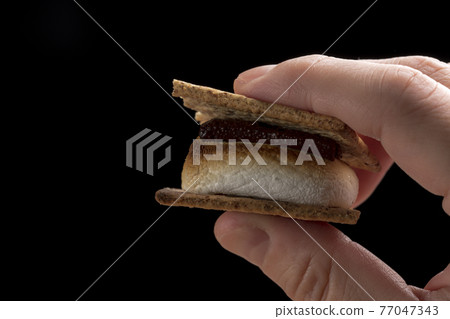 在你的手上吃更多 黑色背景 77047343