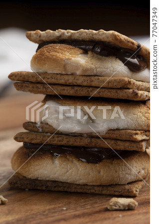 S'more [American and Canadian traditional desserts] 77047349