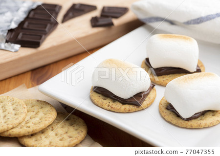S'more [American and Canadian traditional desserts] 77047355