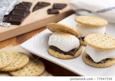 S'more [American and Canadian traditional desserts] 77047356
