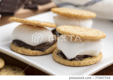 S'more [American and Canadian traditional desserts] 77047358