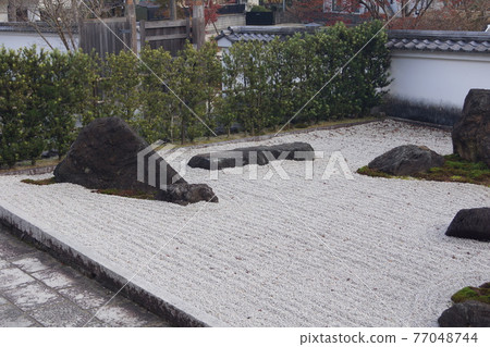 Dry landscape garden in front of Yakushido Hall of Eikoji Temple, Momijidani Park, Iwakuni City, Yamaguchi Prefecture Dry landscape garden in front of Yakushido Hall of Eikoji Temple, Momijidani Park, Iwakuni City, Yamaguchi Prefecture 77048744