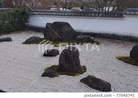 Dry landscape garden in front of Yakushido Hall of Eikoji Temple, Momijidani Park, Iwakuni City, Yamaguchi Prefecture Dry landscape garden in front of Yakushido Hall of Eikoji Temple, Momijidani Park, Iwakuni City, Yamaguchi Prefecture 77048745