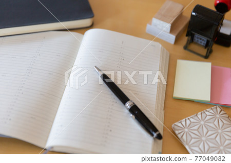 打開日程頁面的筆記本 打開日程頁面的筆記本 77049082