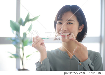 Women who brush your teeth Women who brush your teeth 77049480
