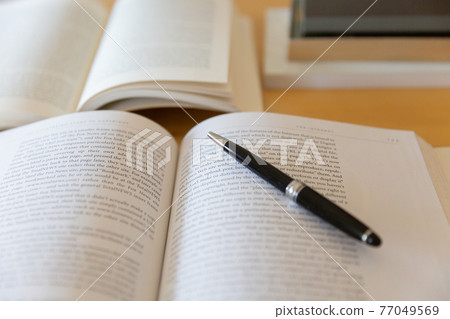 在書桌上打開的英語書 Study Learning image 77049569