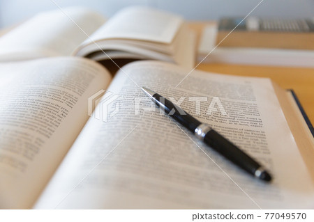 在書桌上打開的英語書 Study Learning image 77049570