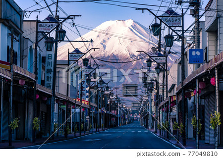 從富士吉田市的商店街眺望壯麗的富士山 從富士吉田市的商店街眺望壯麗的富士山 77049810