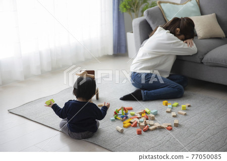 Living parent and child 77050085