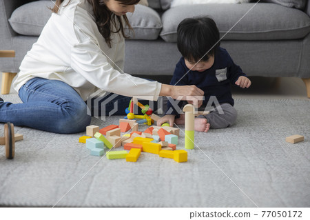 Living parent and child Living parent and child 77050172