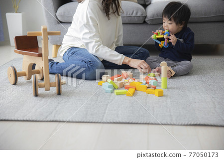 Living parent and child 77050173