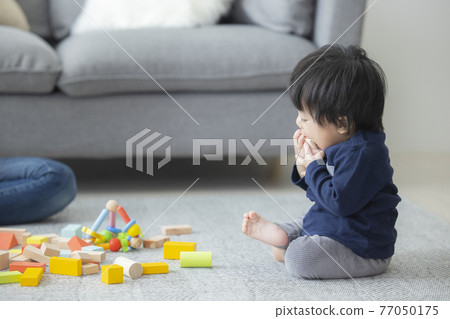 Living parent and child 77050175