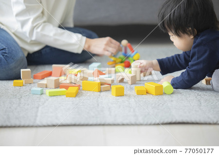 Living parent and child 77050177