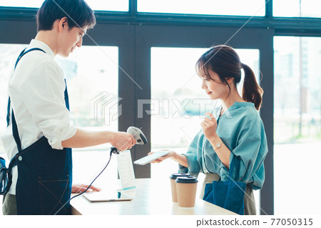 讀取智能手機條碼的男職員 77050315