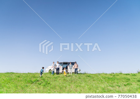 A three-generation family who went on a picnic by car A three-generation family who went on a picnic by car 77050438