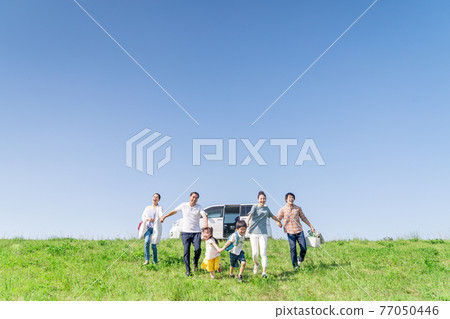 A three-generation family who went on a picnic by car 77050446