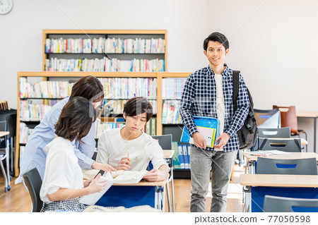 男大學生在教室裡散步圖片合作：中央工業大學附屬日語學校 77050598