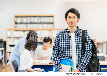 男大學生在教室裡散步圖片合作:中央工業大學附屬日語學校 男大學生在教室裡散步圖片合作:中央工業大學附屬日語學校 77050599