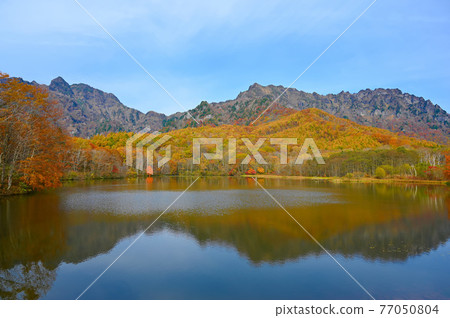 Togakushi mountain range Togakushi mountain Kagamiike autumn leaves Togakushi, Nagano city Togakushi mountain range Togakushi mountain Kagamiike autumn leaves Togakushi, Nagano city 77050804