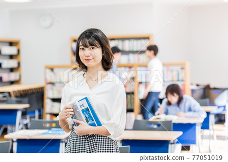Female college student walking in the classroom Photographing cooperation: Japanese language school attached to Chuo Institute of Technology Female college student walking in the classroom Photographing cooperation: Japanese language school attached to Chuo Institute of Technology 77051019